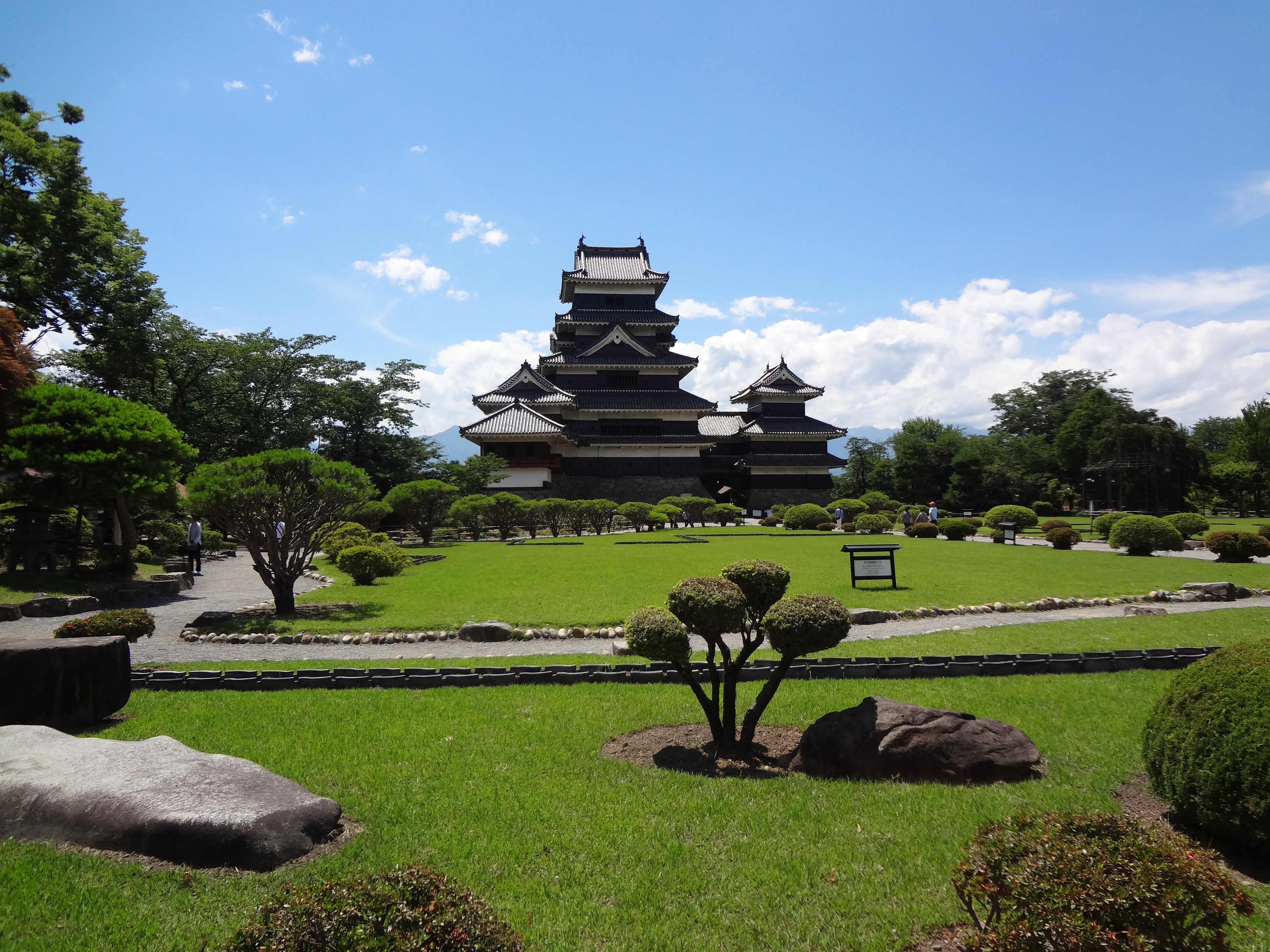 Photograph of Travelogue of Building And BuddhismStatue in Paragraph14 Number01